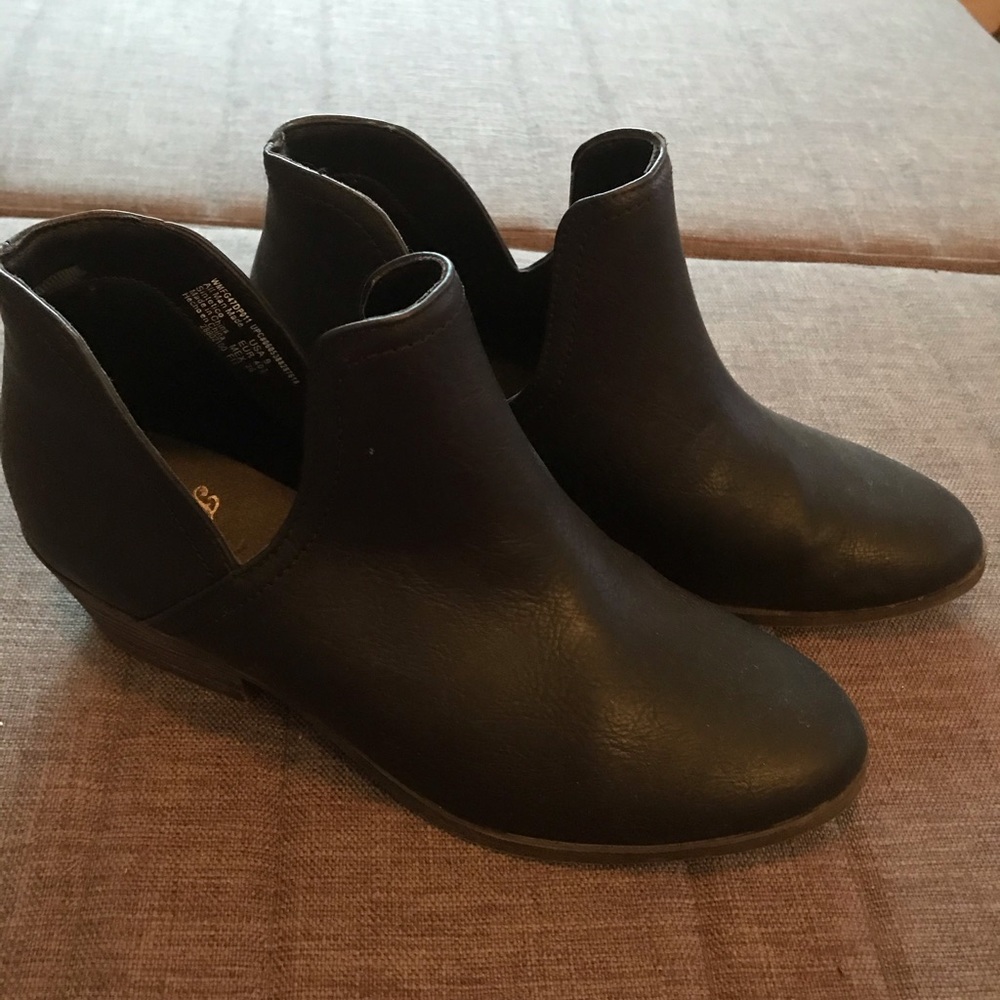 Women’s dress shoes ankle boots. Sz 9 like new.